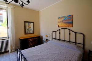 a bedroom with a bed and a window at B&B Relais Radoccia in San Vito Chietino