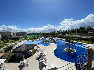 Blick auf einen Pool in einem Resort in der Unterkunft Muro Alto Condomínio Clube - Apto 314 in Porto De Galinhas