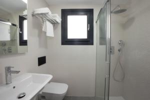Kúpeľňa v ubytovaní NERJA-CENTRO-JACUZZI- MIRADOR DE LA ERMITA- Adults Recommended