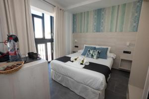 Posteľ alebo postele v izbe v ubytovaní NERJA-CENTRO-JACUZZI- MIRADOR DE LA ERMITA- Adults Recommended