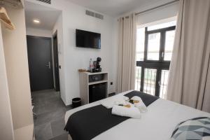 Posteľ alebo postele v izbe v ubytovaní NERJA-CENTRO-JACUZZI- MIRADOR DE LA ERMITA- Adults Recommended