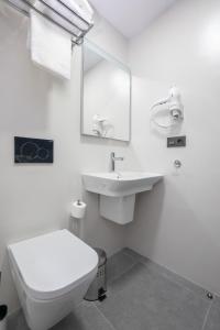 Koupelna v ubytování NERJA-CENTRO-JACUZZI- MIRADOR DE LA ERMITA- Adults Recommended + 37 fotografií