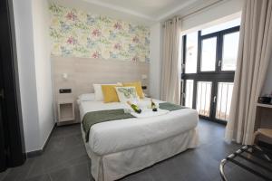 Posteľ alebo postele v izbe v ubytovaní NERJA-CENTRO-JACUZZI- MIRADOR DE LA ERMITA- Adults Recommended