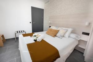 Posteľ alebo postele v izbe v ubytovaní NERJA-CENTRO-JACUZZI- MIRADOR DE LA ERMITA- Adults Recommended