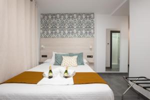 Posteľ alebo postele v izbe v ubytovaní NERJA-CENTRO-JACUZZI- MIRADOR DE LA ERMITA- Adults Recommended