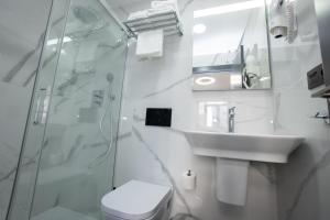 Kúpeľňa v ubytovaní NERJA-CENTRO-JACUZZI- MIRADOR DE LA ERMITA- Adults Recommended