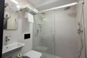 Kúpeľňa v ubytovaní NERJA-CENTRO-JACUZZI- MIRADOR DE LA ERMITA- Adults Recommended