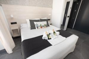 Posteľ alebo postele v izbe v ubytovaní NERJA-CENTRO-JACUZZI- MIRADOR DE LA ERMITA- Adults Recommended