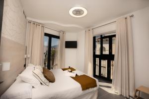 Posteľ alebo postele v izbe v ubytovaní NERJA-CENTRO-JACUZZI- MIRADOR DE LA ERMITA- Adults Recommended