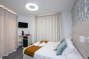 Posteľ alebo postele v izbe v ubytovaní NERJA-CENTRO-JACUZZI- MIRADOR DE LA ERMITA- Adults Recommended