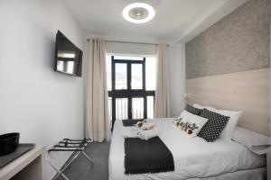 Posteľ alebo postele v izbe v ubytovaní NERJA-CENTRO-JACUZZI- MIRADOR DE LA ERMITA- Adults Recommended