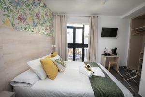 En eller flere senge i et værelse på NERJA-CENTRO-JACUZZI- MIRADOR DE LA ERMITA- Adults Recommended