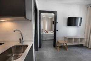 Televízia a/alebo spoločenská miestnosť v ubytovaní NERJA-CENTRO-JACUZZI- MIRADOR DE LA ERMITA- Adults Recommended
