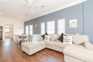 Beyond the Blue Fabulous Beach House close to Seawall and Pleasure Pier