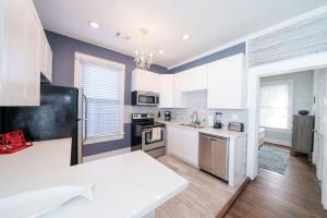 Out of the Blue Great home in the Heart of Galveston Walk to the beach and Pleasure Pier