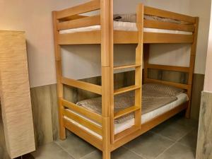 Cette chambre comprend des lits superposés en bois. dans l'établissement FeWo Khuki, à Leipzig