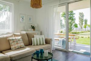 un soggiorno con divano e tavolo di Blue Apartments a Balatonlelle