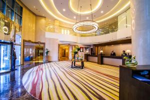 - un hall avec un grand tapis au sol dans l'établissement Somewhere Hotel Apartment, à Dubaï