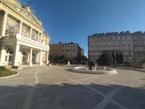 Budova, kde se apartmán nachází + 2 fotografie