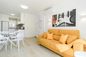 A kitchen or kitchenette at Apartment with pool TORREVISTA ROCIO
