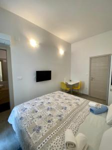 - une chambre avec un grand lit et une télévision murale dans l'établissement Mario City Center Rooms, à Rijeka