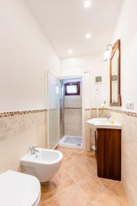 ein Bad mit einem WC, einem Waschbecken und einer Dusche in der Unterkunft CASA BELLAVISTA Scala Minuta Amalfi Coast in Scala