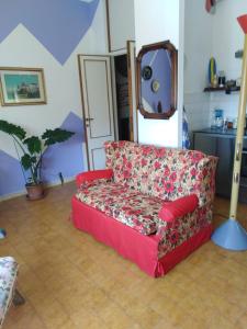 uma sala de estar com um sofá vermelho e um espelho em Il semaforo Appartamento a due passi dal centro di Pietrasanta em Pietrasanta