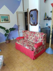 a living room with a red couch and a mirror at Il semaforo Appartamento a due passi dal centro di Pietrasanta in Pietrasanta