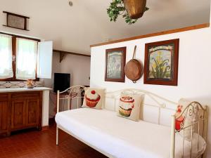カスティリオーネ・デッラ・ペスカーイアにあるIl Forno Di Renzoのベッドルーム(白いベッド1台付)、キッチン