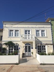 Weißes Haus mit Balkon in der Unterkunft VILLA IL BLU direkt am Meer in Martinšćica