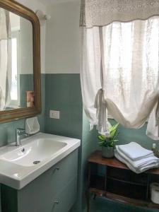 a bathroom with a sink and a mirror at Ti vengo a cercare Bed & Breakfast in Castellaro