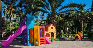 einen Spielplatz mit Rutsche und Spielhaus in der Unterkunft Hotel Residence Mediterraneo in Diano Marina