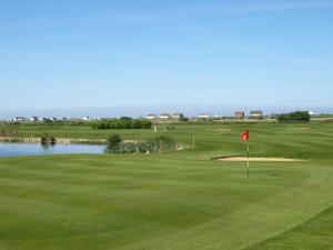 vista sul verde del campo da golf di Heacham Manor Hotel a Hunstanton