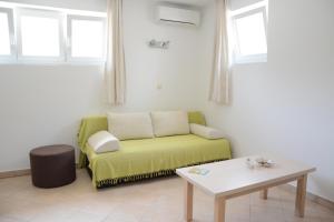 Ein Sitzbereich in der Unterkunft Apartments Marina