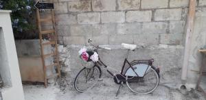 ein Fahrrad, das neben einer Backsteinmauer parkt in der Unterkunft Soffio di Provenza in Pozzallo