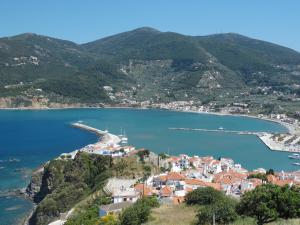 una vista aérea de una pequeña ciudad a orillas de un lago en tsoukalaria studios, en Skopelos Town