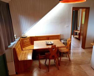 una sala da pranzo con tavolo e sedie in legno di Apartma Bellevue Rogla a Vitanje