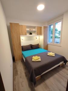 um quarto com uma cama com duas toalhas em Apartment Ravnice em Omiš