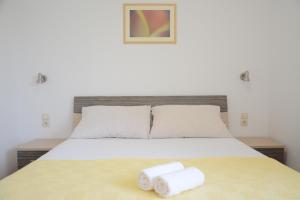 ein Schlafzimmer mit einem Bett mit zwei Handtüchern darauf in der Unterkunft Apartments Marina in Ražanac
