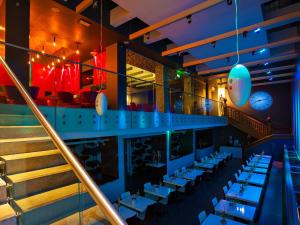 Un restaurante con mesas y sillas en una sala. en Bohem Art Hotel, en Budapest