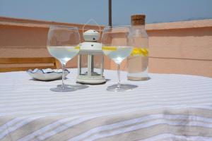 zwei Weingläser und eine Flasche auf dem Tisch in der Unterkunft Apartments Marina in Ražanac + 28 Fotos