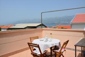 Ein Balkon oder eine Terrasse in der Unterkunft Apartments Marina