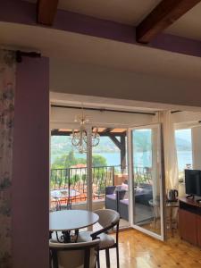 une salle à manger avec une table et un balcon dans l'établissement Villa Stefanija, à Ohrid