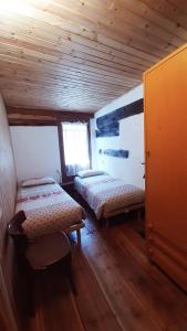 a small room with two beds in a cabin at Chalet Courmayeur in Courmayeur