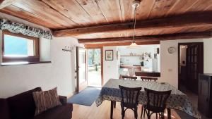 a dining room with a table and chairs at Chalet Courmayeur in Courmayeur