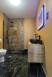 een badkamer met een wastafel en een douche bij Apartment PEK in Crikvenica