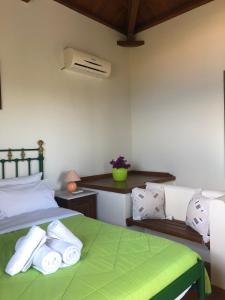 En eller flere senge i et værelse på Erato villa