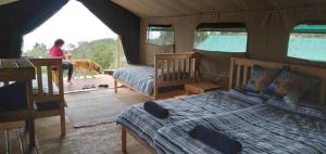 Postel nebo postele na pokoji v ubytování Trees&Seas - Glamping with farm animals