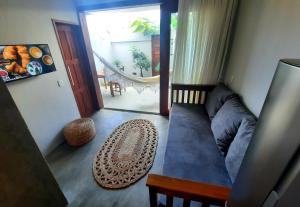 uma sala de estar com um sofá e uma mesa em La Casina Jericoacoara em Jericoacoara