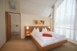 A bed or beds in a room at Hotel Hollweger